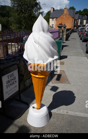 In plastica di grandi dimensioni gelato replica al di fuori di un negozio di souvenir in avoca indicando i gelati per la vendita Foto Stock
