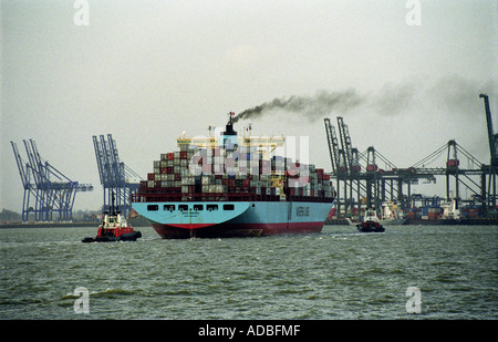 Maersk Sealand nave container che arrivano al porto di Felixstowe nel Suffolk, Gran Bretagna il contenitore più grande terminale. Foto Stock