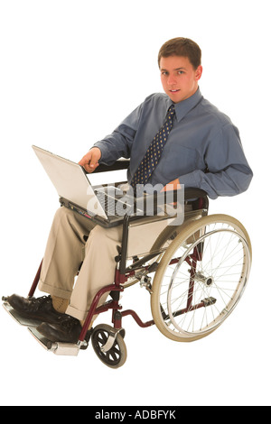 Imprenditore seduto in una sedia a rotelle a lavorare sul computer portatile Foto Stock