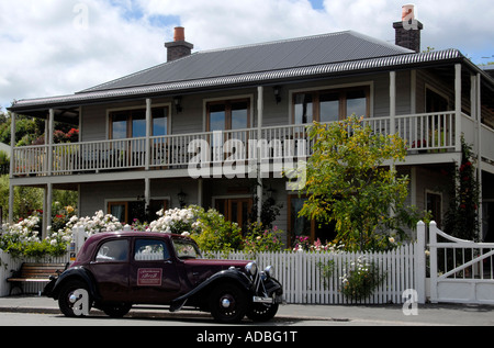 Auto d'epoca, al di fuori di casa weatherboard Akaroa banche Peninsular Isola del Sud della Nuova Zelanda Foto Stock