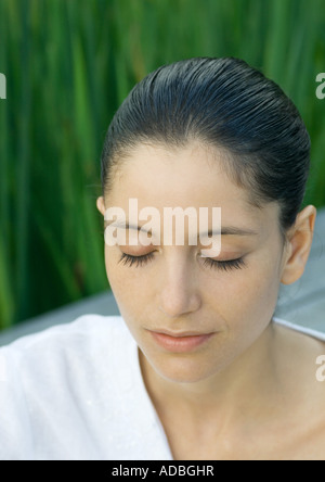 Donna con gli occhi chiusi, testa e spalle, ritratto Foto Stock