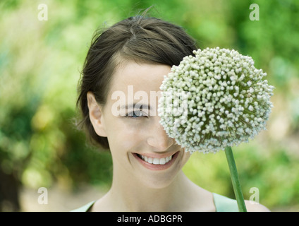 Donna e allium fiore Foto Stock