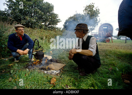 Gli zingari / New Age viaggiatori il tè nel bollitore sul fuoco dai tradizionali Caravan Redruth Cornwall Inghilterra Foto Stock
