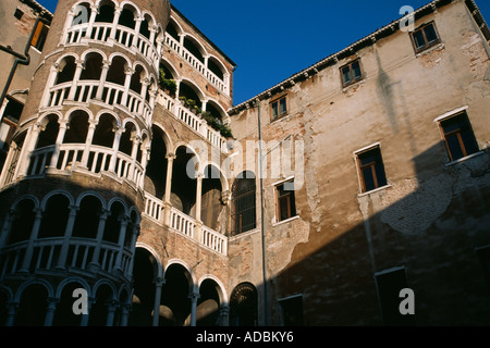 La scala a chiocciola della torre del Palazzo Contarini del Bovolo Venezia Italia Foto Stock
