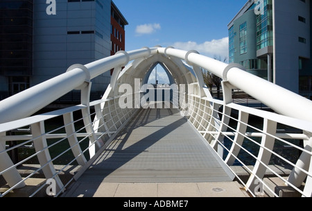 Ponte guardando verso il fiume Mersey Foto Stock