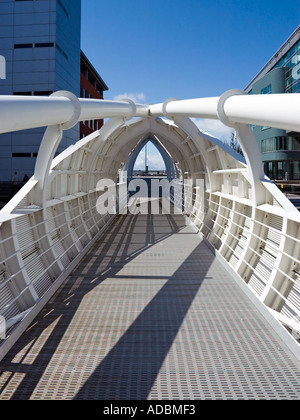 Ponte guardando verso il fiume Mersey Liverpool Merseyside Foto Stock