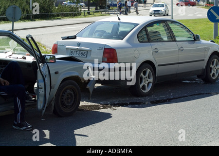 Si è schiantato auto in strada di città Foto Stock