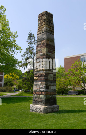 Un monumento di tutte le pietre trovate in Pennsylvania sul campus di Penn Pennsylvania State University Foto Stock