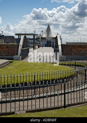 Guardando verso il Mersey ferry terminal a Liverpool Foto Stock