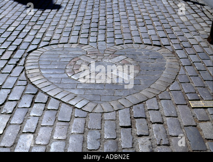 Dh Lawnmarket Royal Mile di Edimburgo Cuore di Midlothian fuori la cattedrale di St Giles ciottoli iconici di pietra Foto Stock