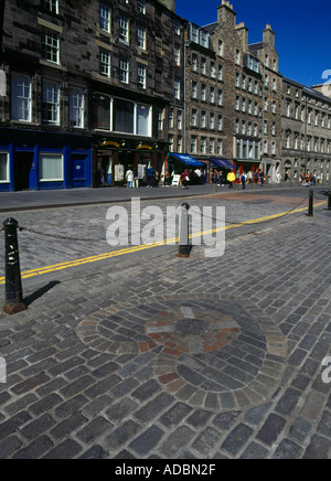 Dh Lawnmarket Royal Mile di Edimburgo Cuore di Midlothian fuori la cattedrale di St Giles acciottolate high street strade Foto Stock