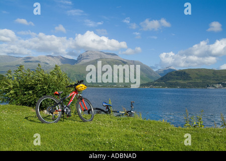 Dh Loch Linnhe INVERNESSSHIRE CORPACH Bikes Ben Nevis mountain bike shore scozia parcheggiato in mountain bike highlands Foto Stock