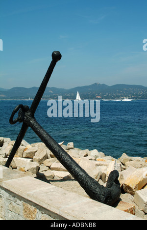 St Tropez e alcune delle principali attrazioni turistiche, giornate soleggiate di cielo azzurro, attracchi per barche a vela in mare blu visti dal lungomare Provenza-Alpi Francia Foto Stock