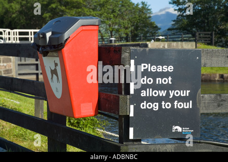 dh Corpach CALEDONIAN CANAL INVERNESSSHIRE cane lettiera e si prega di non consentire al vostro cane di fallo segno anti fouling avviso animale domestico ordinato scozia Foto Stock