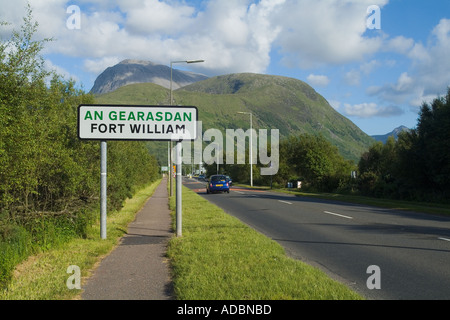 dh Fort William cartello FORT WILLIAM InVERNESSSHIRE bilingue inglese e gaelic ben Nevis montagna scozia segnaletica stradale a830 Foto Stock