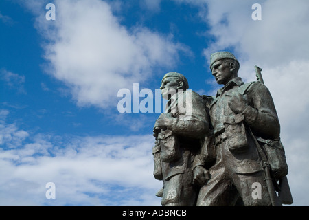 dh SPEAN BRIDGE INVERNESSSHIRE Scottish Commandos monumento soldati statua commando forze speciali guerra mondiale due soldati dell'esercito memoriale scozia Foto Stock