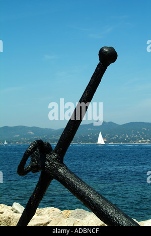 St Tropez e alcune delle principali attrazioni turistiche, giornate soleggiate di cielo azzurro, attracchi per barche a vela in mare blu visti dal lungomare Provenza-Alpi Francia Foto Stock