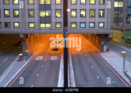 Strada sotto edifici per uffici a Londra REGNO UNITO Foto Stock