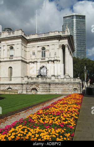 City of Westminster estate lettiera fiori nel piccolo giardino pubblico accanto alla Galleria d'arte Tate Britain & della Millbank Tower oltre Foto Stock