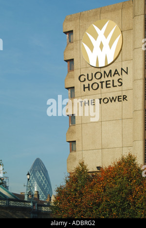 Segno sulla Guoman Tower Hotel precedentemente conosciuto come la Torre Thistle Hotel Gherkin al di là della torre Foto Stock