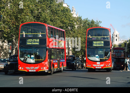 Whitehall double deck bus di Londra Foto Stock