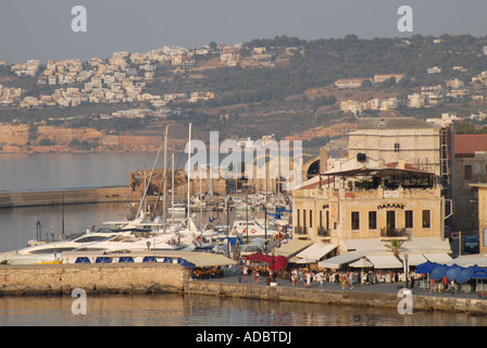 Creta vista sul porto esterno al porto interno di Hania Foto Stock