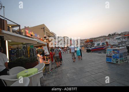 Creta in prima serata con il porto esterno in Hania Foto Stock