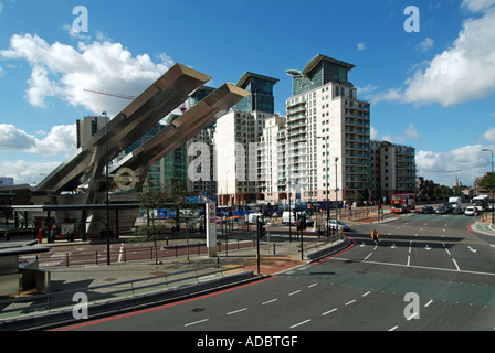 La stazione di autobus e di interscambio stradale giunzione sul lato sud della Vauxhall Bridge con nuovi appartamenti lungo il fiume al di là Foto Stock