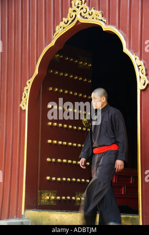 Un monaco a Yonghe Gong Buddista Tibetana Tempio Lama Pechino CINA Foto Stock