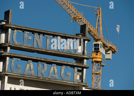 Immagine di un sito di costruzione gru che sovrasta il Garage centrale sign in Limoges FRANCIA Foto Stock