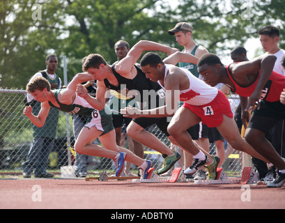 Alta scuola via atleti lasciare la linea di partenza durante la 100 metri finali del Connecticut State Classe ll stato aperto Foto Stock