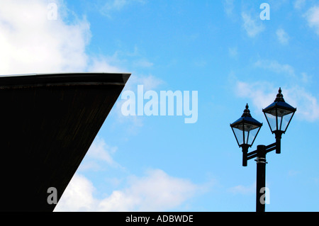 Dettaglio della National Assembly for Wales edificio con periodo di illuminazione stradale a Cardiff Bay South Wales UK Foto Stock