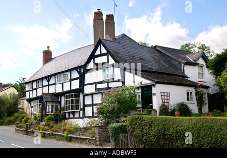 In bianco e nero con cornice in legno casa risalente al post periodo medievale del XVI secolo in Pembridge Herefordshire England Regno Unito Foto Stock