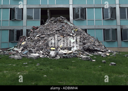 Pila di detriti sotto un edificio finestra come edificio è in fase di ristrutturazione Foto Stock