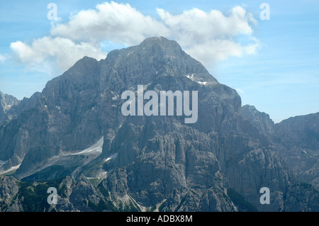 Una vista del monte Jof di Montasio dalla vetta del monte a causa Pizzi Foto Stock