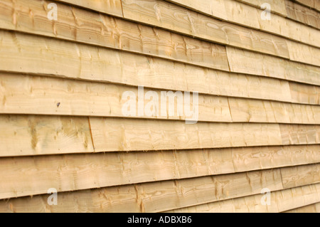 Immagine generica di rivestimento in legno sul lato dell'edificio UK Foto Stock