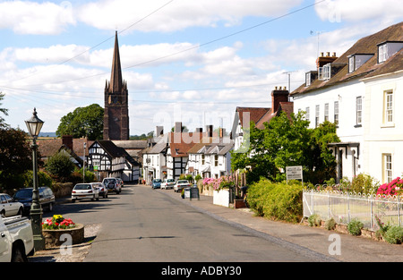 Villaggio Inglese - Weobley Herefordshire Inghilterra UK visualizza in basso Broad Street verso la chiesa con la guglia Foto Stock