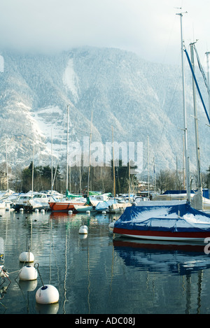 La Svizzera, canton Vaud, città di Villeneuve, porto sul Lago di Ginevra Foto Stock