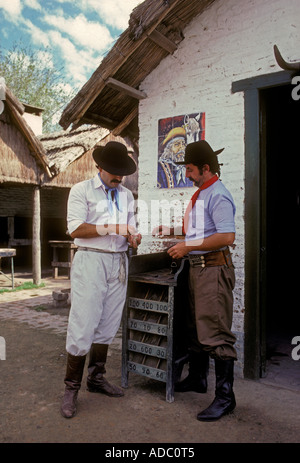 Popolo argentino, uomini, maschio, gauchos, estancia, San Antonio de Areco, Provincia di Buenos Aires, Argentina Foto Stock