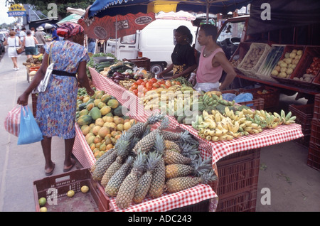 Sainte Anne bancarelle del mercato accanto al marciapiede vendita di vasta gamma di frutta e ortaggi in un display a colori Foto Stock