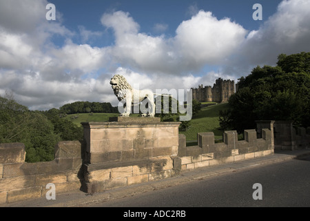 Il ponte di Lion e Percy Lion sul fiume Aln Alnwick Castle Alnwick Northumberland Foto Stock