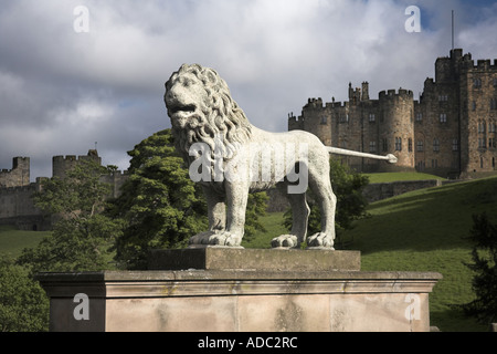 Il ponte di Lion e Percy Lion sul fiume Aln Alnwick Castle Alnwick Northumberland Foto Stock