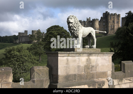 Il ponte di Lion e Percy Lion sul fiume Aln Alnwick Castle Alnwick Northumberland Foto Stock