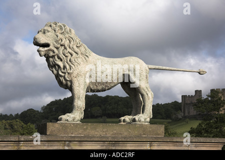 Il ponte di Lion e Percy Lion sul fiume Aln Alnwick Castle Alnwick Northumberland Foto Stock