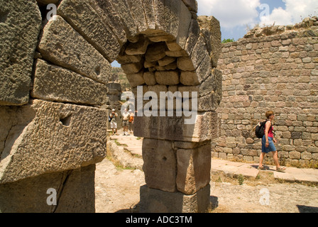 Ingresso ad arco in rovina di dormitori di Romano centro di guarigione di Asclepion, all antica Pergamo, vicino Bergama, Turchia Foto Stock