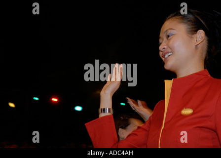Cathay Pacific assistenti di volo prendendo parte al Hong Kong Anno Nuovo Cinese sfilata in Cina Foto Stock