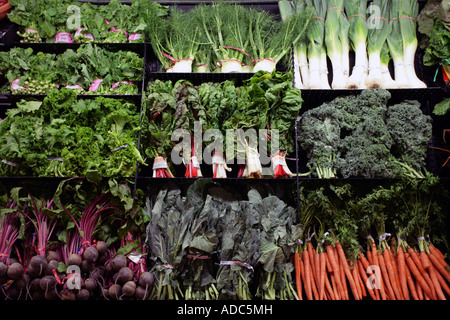 Gli alimenti biologici in un supermercato espositore. Mangiare sano cibi della salute. Verdi Foto Stock