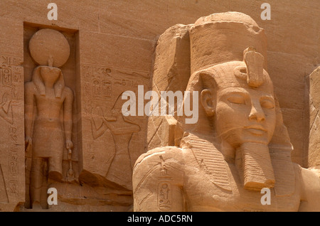 Close-up di una delle Statue colossali di Ramesse II, indossa la doppia corona inferiore e superiore di Egitto. Foto Stock