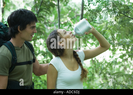 Escursionismo coppia, donna acqua potabile Foto Stock
