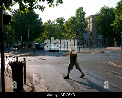 Un maschio adulto passeggiate attraverso un passaggio pedonale in Francia Foto Stock